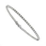 Bracciale tennis in oro bianco 18 kt con 68 diamanti taglio brillante da 0,05 ct cad. totale 3,40 ct - colore GH e purezza VS; chiusura a cassetto con 2 sicure.