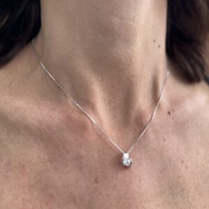 Foto gioiello indossata: collana punto luce oro bianco con diamante