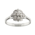 Anello solitario stile antico in oro bianco 18 kt con diamante taglio brillante da 0.05 ct - colore FG , purezza VVS e lavorazione diamantata e decorativa intorno.
