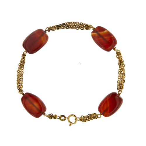 Bracciale in oro giallo 18kt con quadrupla maglia rolò alternata da 4 corniole ovali da 10 ct cad, chiusura con moschettone.