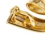 zoom dettaglio incisione interna e punzone 750 oro di orecchini in oro giallo pendenti