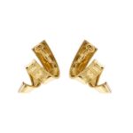 prospettiva retro di orecchini pendenti in oro giallo