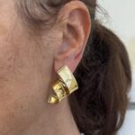 Foto gioiello indossata: orecchini oro giallo pendenti