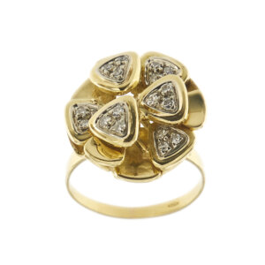 Anello a fiore in oro giallo 18 kt con 6 petali impreziositi da 18 diamanti taglio huit-huit da 0.02 ct totale 0.36 ct - Colore GH e purezza VS.