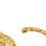 zoom dettaglio incisione punzone 750 oro di spilla in oro giallo a forma di tigre con perla di tahiti