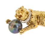 zoom dettaglio testa e perla di tahiti su spilla in oro giallo a forma di tigre con perla di tahiti e diamanti