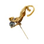 apertura di spilla in oro giallo a forma di tigre con perla di tahiti e diamanti