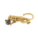 Spilla a forma di tigre in oro giallo 18 kt lavorazione per effetto pelle maculata, collare in oro bianco con 6 diamanti taglio huit-huit da 0.01 ct cad. e tra le zampe anteriori una perla grigia di Tahiti da 8-8.5 mm.