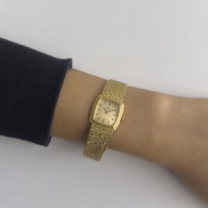 Foto gioiello indossata: orologio in oro giallo Omega