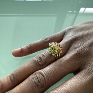 Foto gioiello indossata: anello in oro giallo con fiori smaltati