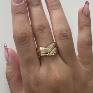 Foto gioiello indossata: anello doppio in oro giallo con diamanti