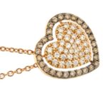 zoom dettaglio ciondolo a forma di cuore con diamanti trasparenti e brown su collana in oro rosa