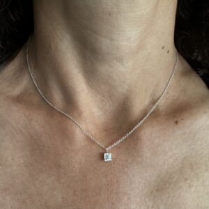 Foto gioiello indossata: collana punto luce oro bianco con diamante