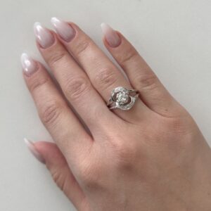 Foto gioiello indossata: anello in oro bianco con diamanti