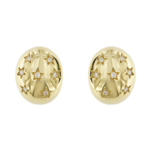 Orecchini a lobo in oro giallo 18 kt con 14 stelle e 14 diamanti taglio brillante da 0.02 ct cad. totale 0.28 ct - Colore GH – Purezza VS; chiusura con perno a scatto.