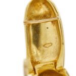 zoom dettaglio incisione punzone 750 oro di orecchini oro giallo con stelle e diamanti