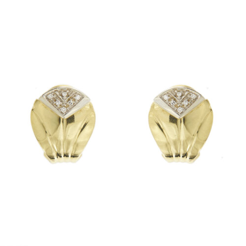 Orecchini a lobo in oro giallo 18 kt a conchiglia con 12 diamanti taglio huit huit da 0.01 ct cad, totale 0.12 ct - colore GH e purezza VS; chiusura con perno e molla.