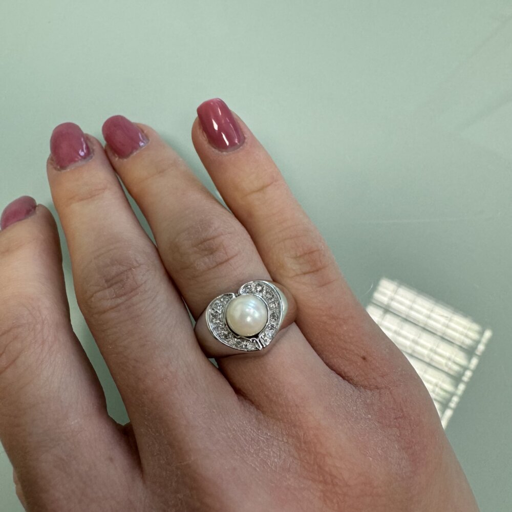 29884-anello-oro-diamanti-perla-indossato_sito