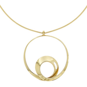 Collier semi rigido in oro giallo 18 kt formato da 3 fili snodati con ciondolo a cerchio infinito, nel percorso artistico dell’artista Carmelo Cappello “involuzione del cerchio” e “continuità circolare”. Lavorazione artigianale, esemplare 3/9 pezzi.