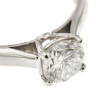 zoom dettaglio diamante su anello solitario oro bianco