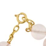 dettaglio zoom incisione su gancio di chiusura punzone 750 oro di bracciale oro giallo con quarzo rosa maglia forzatina