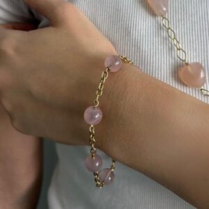 Foto gioiello indossata: bracciale in oro giallo con sfere con quarzo rosa