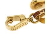 dettaglio incisione brand Rosato su ciondolo in oro giallo scarpetta smaltata