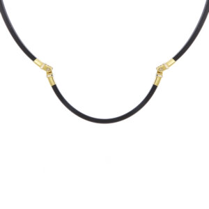 Collana in caucciù con due inserti mobili e gancio in oro giallo e bianco 18 kt, chiusura esagonale arrotondata con diamante taglio brillante da 0.03 ct colore GH purezza VS.