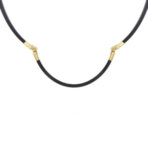 Collana in caucciù con due inserti mobili e gancio in oro giallo e bianco 18 kt, chiusura esagonale arrotondata con diamante taglio brillante da 0.03 ct colore GH purezza VS.