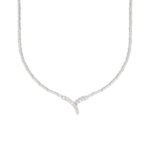 Collier maglia a segmenti in oro bianco 18 kt con finale a V ornato da 13 diamanti taglio brillante da 0.36 ct, colore FG, purezza VVS; chiusura a scomparsa e sicura. Brand: Salvini.