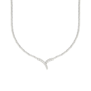 Collier maglia a segmenti in oro bianco 18 kt con finale a V ornato da 13 diamanti taglio brillante da 0.36 ct, colore FG, purezza VVS; chiusura a scomparsa e sicura. Brand: Salvini.