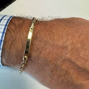 Foto gioiello indossata: bracciale in oro giallo 18kt da uomo con placchetta. Brand: Balestra