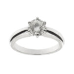 Anello solitario in oro bianco 18 kt con diamante taglio brillante da 0.90 ct - colore HI e purezza VVS; certificato gemmologico IGI Milano.