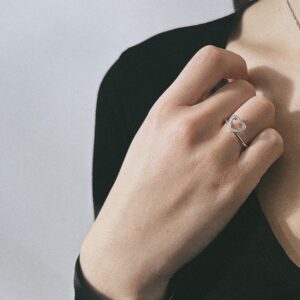 Foto gioiello indossata: anello in oro bianco a forma di cuore con diamanti