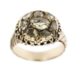 Anello antico in oro giallo 18 kt con 8 diamanti taglio rosette di varie forme di cui uno centrale da circa 0.50 ct (dimensione 7 x 4 mm). Totale di circa 1.00 ct , castone e gambo lavorato a onde.