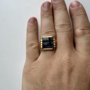 Foto gioiello indossata: anello in oro giallo con onice nero