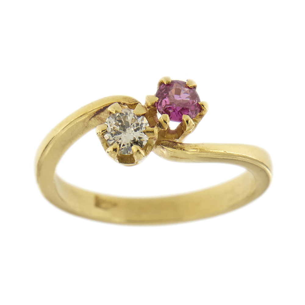 Contrarie ring with ruby and diamond