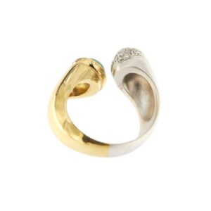 retro e interno di anello oro bianco e giallo contrarie con smeraldo e diamanti