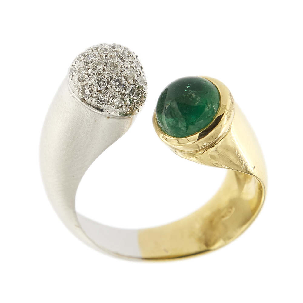 Contrarié ring with emerald and diamonds