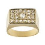 Anello uomo rettangolare in oro giallo 18 kt con 21 diamanti: uno centrale taglio vecchio europeo da 0.12 ct e 20 taglio rosette da 0.02 ct cad. totale 0.52 ct - colore HI e purezza VS.