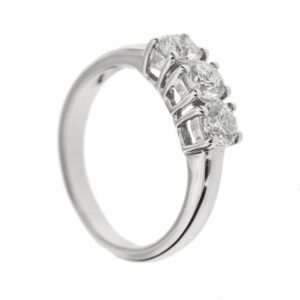 lato di anello in oro bianco trilogy con diamanti