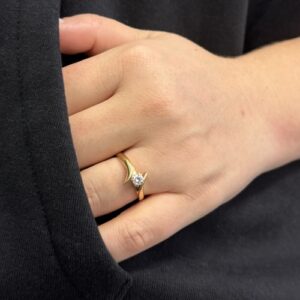 Foto gioiello indossata: anello solitario contrarié in oro giallo con diamante