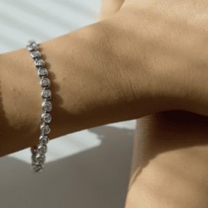 Foto gioiello indossata: bracciale tennis in oro bianco con diamanti