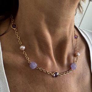 Foto gioiello indossata: collana in oro giallo con perle, ametista e giada lavanda, brand: Mimi