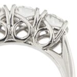 zoom dettaglio montatura diamanti su trilogy in oro bianco
