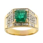 Anello in oro giallo 18kt con smeraldo rettangolare da 1.60 ct e 44 diamanti: 22 taglio carré e 22 taglio huit huit, totale 1.50 ct - colore GH e purezza VS.