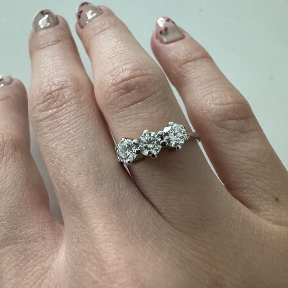 Foto indossata di gioiello: anello trilogy in oro bianco con tre diamanti da 0,99 ct