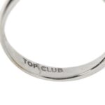 zoom dettaglio incisione su gambo interno di anello trilogy oro bianco con 3 diamanti "TOP CLUB" 1