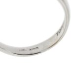 zoom dettaglio incisione su gambo interno di anello trilogy oro bianco con 3 diamanti "TOP CLUB" e punzone 750 oro