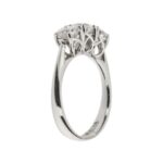 prospettiva lato anello trilogy oro bianco con diamanti